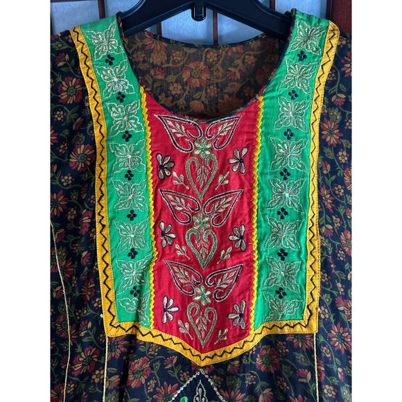 South Asian Anarkali dress or kurta with floral pattern and colorful embroidery - Picture 2 of 7